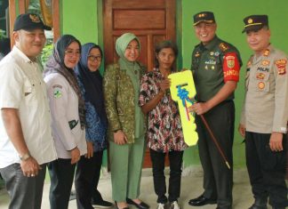 Dandim 0426 Tuba dan Ketua Persit Resmi Serahkan Kunci RTLH Program Bakti Satkowil TNI Ta. 2022
