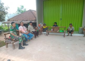 Komsos Dengan Warga Binaan, Serda Arif Himbau warga Jaga Kebersihan dan Keamanan Kampung