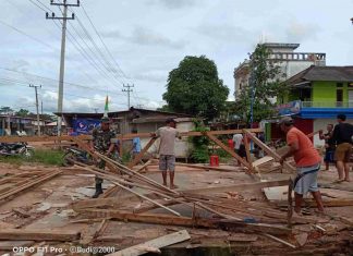 Sertu Budiman Bersama Warga Gotong Royong Rehab Musholla