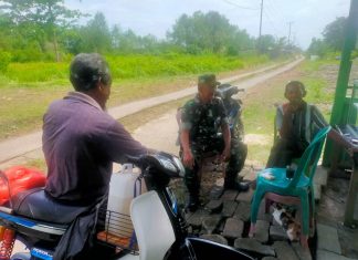 Cegah DBD, Babinsa Koramil 426-03/Rwj Mengajak Masyarakat untuk Menjaga Kebersihan Lingkungan