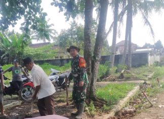 Peduli Lingkungan Bersih dan Sehat, Serda Novianto gelar Gotong Royong Membersihkan Parit
