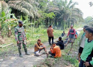Peduli Lingkungan, Serma Burhanudin Ajak Warga Bersihkan Bahu jalan