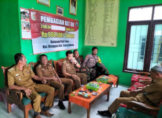 Babinsa Bersama Bhabinkamtibmas Laksanakan Komsos Bersama Perangkat Kampung Tiuh Tohow