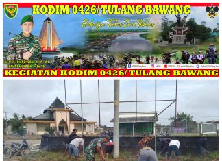 Serka Rediyanto Bergotong Royong Bersihkan Rumput Di Sekitar Balai Desa Bersama Warga Binaannya