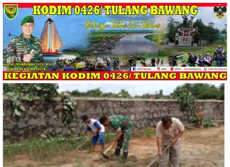 Sertu Roy Martin Melaksanakan Gotong Royong Bersama Warga Binaannya Di Sekitar Balai Desa Mekar Jaya