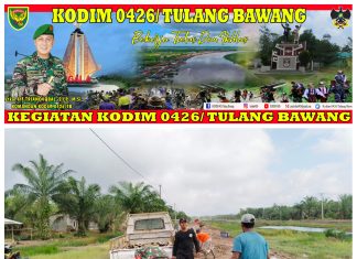 Memperbaiki Jalan Yang Rusak, Serda Jumono Mengingatkan Kembali Rasa Gotong Royong Di Wilayah Binaannya