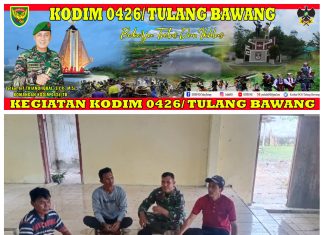Sertu Rafinel Bersilaturahmi Di Kediaman Ketua RT Di Desa Sidang Waipuji Menghimbau Masyarakat Untuk Selalu Jaga Kebersihan