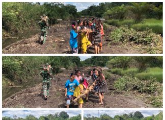 Satgas TMMD Kodim 0426/Tulang Bawang Bersama Anak-anak Sungai Badak Kumpulkan Kayu untuk Pembangunan Talud