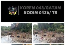 Alat Berat Excavator Dikerahkan untuk Membantu Menancapkan Kayu Penyangga dalam Pembangunan Jembatan oleh Satgas TMMD Ke 119 Kodim 0426/Tulang Bawang