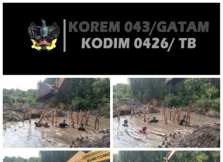 Alat Berat Excavator Dikerahkan untuk Membantu Menancapkan Kayu Penyangga dalam Pembangunan Jembatan oleh Satgas TMMD Ke 119 Kodim 0426/Tulang Bawang