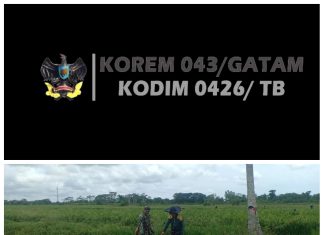 Babinsa Koramil 426-03/ Rawajitu Melaksanakan Anjangsana Di sawah Bapak Edy Yang Sedang Melakukan Pemasangan Pompa Air