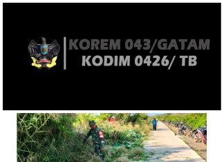 Babinsa Koramil 426-03/ Rawajitu Gelar Bakti Bersihkan Jalan Poros Kampung