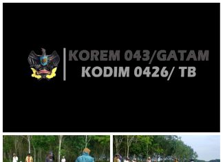Babinsa Koramil 426-02 Menggala Terjun Langsung Bantu Masyarakat Penimbunan Jalan Berlubang