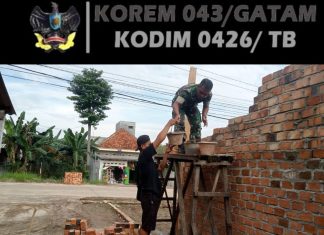 Babinsa Koramil 426-01 SP Bantu Bangun Rumah Warga di Mesuji Timur