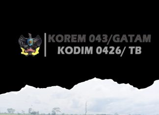 Babinsa 426-03 Rawajitu, Dampingi Petani Bajak Sawah Gunakan Traktor