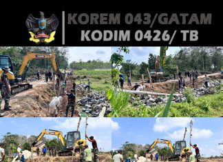 Satgas TMMD ke-125 Kodim 0426/Tulang Bawang Gunakan Excavator untuk Pasang Kayu Penahan Talud