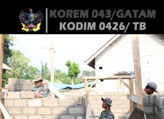 Pekerjaan Dilanjutkan, Satgas TMMD Pasang Batako Dinding Rumah dengan Semangat