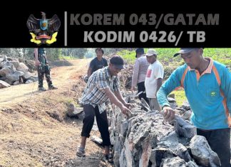 Sinergitas TNI dan Warga Tampak Erat dalam Pembangunan Tanggul Cor