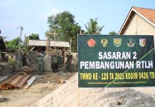 Pemasangan Kusen Jendela Mulai Dikerjakan di RTLH Sasaran 2 TMMD Kodim 0426