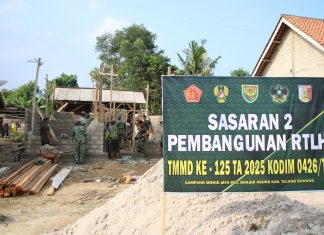 Pemasangan Kusen Jendela Mulai Dikerjakan di RTLH Sasaran 2 TMMD Kodim 0426