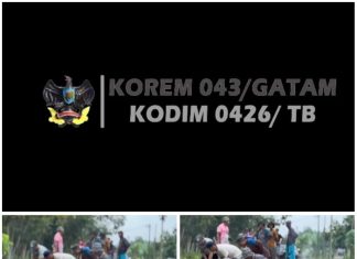 Babinsa 426-01 Simpang Pematang Terjun Langsung Bersama Warga Bersihkan Jalan Raya