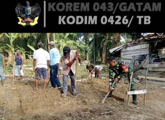 Babinsa Koramil 426-04/Banjar Agung Bantu Pembangunan Pondasi Rumah Warga di Batu Ampar