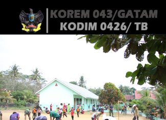 Satgas TMMD Kodim 0426/Tulang Bawang Bersama Warga Bersihkan Lingkungan Sekolah di Moris Jaya