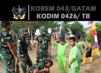 Sambut HUT RI ke-80, Satgas TMMD Pasang Patok Bambu Merah Putih di SD 2 Moris Jaya