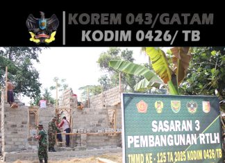 Kerja Keras Satgas TMMD Kodim 0426/Tulang Bawang dalam Pemasangan Batako RTLH di Agung Dalam