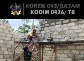 Satgas TMMD 125 Kodim 0426 Pasang Batu Bata Bagian Dalam RTLH Sasaran 4 di Sumber Makmur