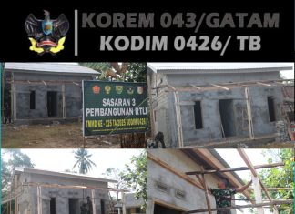 Satgas TMMD ke-125 Kodim 0426/Tulang Bawang Pasang Kerangka Kayu Atap Teras RTLH di Kampung Agung Dalam