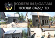 Satgas TMMD ke-125 Kodim 0426/Tulang Bawang Pasang Kayu Teras RTLH di Kampung Moris Jaya