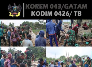 Gotong Royong Warga dan Satgas TMMD Angkut Air untuk Pengecoran Jembatan di Tulang Bawang