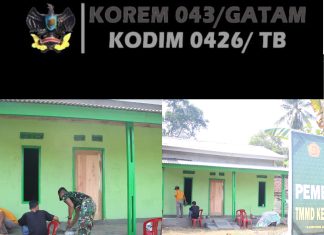Satgas TMMD ke-125 Lanjutkan RTLH 3 di Kampung Agung Dalam, Kerjakan Pengecatan Plang dan Pengacian Lantai Teras