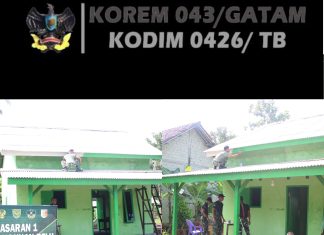 TMMD ke-125 Kodim Tulang Bawang Lanjutkan Pengerjaan RTLH 1 di Kampung Moris Jaya, Mengecat Garis Plang Penanda