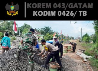 Babinsa dan Bhabinkamtibmas Bersama Warga Gotong Royong Bangun Jalan Setapak