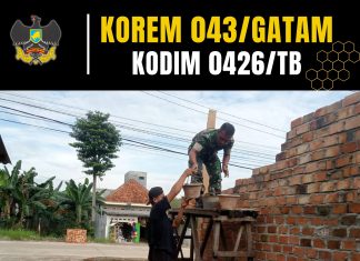 Babinsa Koramil 426-01/SP Bantu Warga Bangun Rumah di Mesuji Timur
