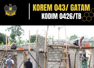 Sinergi TNI dan Rakyat: Babinsa Koramil 426-04 BA Terjun Langsung Bantu Bangun Rumah Warga di Banjar Margo