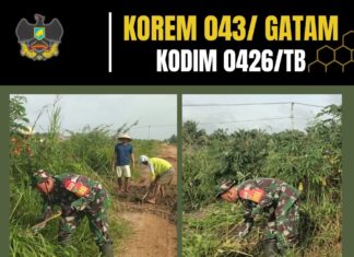 *Babinsa Koramil 426-03 Rawajitu Terjun Langsung Gotong Royong Pembersihan Saluran Air Kiri dan Kanan Jalan*
