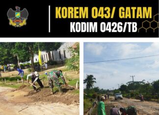 Babinsa Koramil 426-02 Menggala, Sertu Saleh Gotong Royong Bersama Warga Bersihkan Selokan
