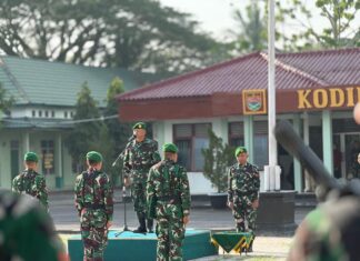 Danramil 426-03 Rawajitu Pimpin Upacara Pengibaran Bendera Bulanan di Kodim 0426/Tulang Bawang*