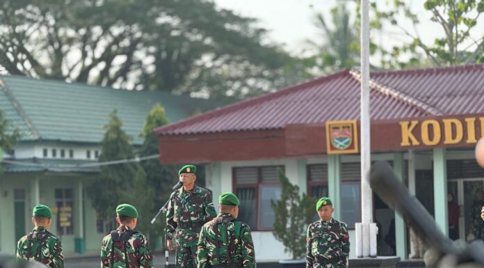 Danramil 426-03 Rawajitu Pimpin Upacara Pengibaran Bendera Bulanan di Kodim 0426/Tulang Bawang*