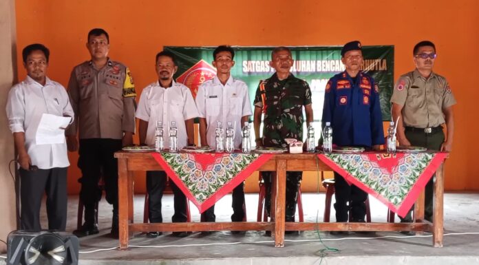 TIM MABES TNI BERIKAN PENYULUHAN KARHUTLA KEPADA MASYARAKAT DESA WIRA JAYA DAN SRI WIJAYA