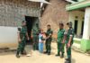 Tim Penyuluhan Karhutla Mabes TNI Bagikan Sembako Kepada Warga Kampung Tiuh Tohou