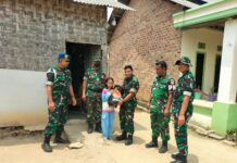 Tim Penyuluhan Karhutla Mabes TNI Bagikan Sembako Kepada Warga Kampung Tiuh Tohou