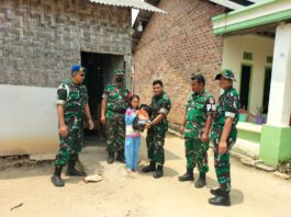 Tim Penyuluhan Karhutla Mabes TNI Bagikan Sembako Kepada Warga Kampung Tiuh Tohou