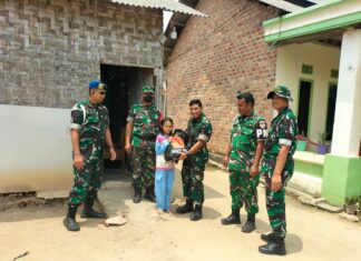Tim Penyuluhan Karhutla Mabes TNI Bagikan Sembako Kepada Warga Kampung Tiuh Tohou