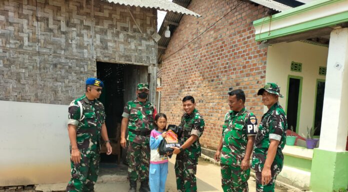 Tim Penyuluhan Karhutla Mabes TNI Bagikan Sembako Kepada Warga Kampung Tiuh Tohou