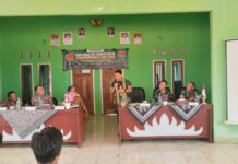 TIM MABES TNI BERIKAN PENYULUHAN KARHUTLA KEPADA WARGA KAMPUNG BUMI RATU