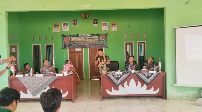 TIM MABES TNI BERIKAN PENYULUHAN KARHUTLA KEPADA WARGA KAMPUNG BUMI RATU